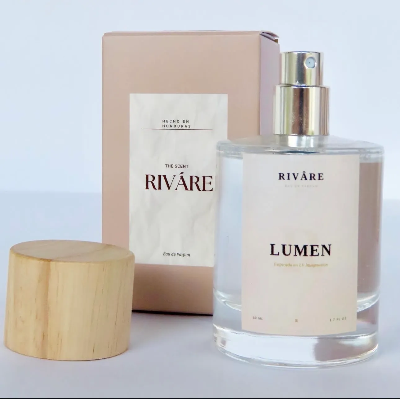 Fragancia Lumen de RIVÂRE junto a su estuche
